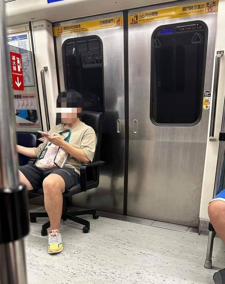 乘客「自備電腦椅」不怕被讓位！超Chill畫面曝…網笑：捷運智慧王