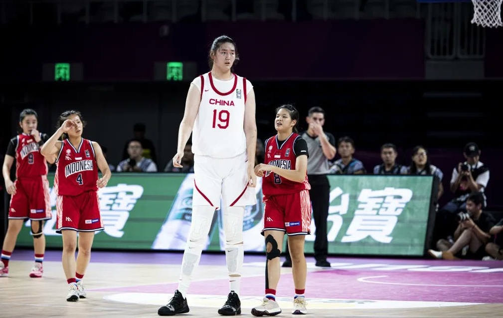 籃球／17歲「女姚明」226公分！外掛身高虐爆對手…網驚：根本不用跳