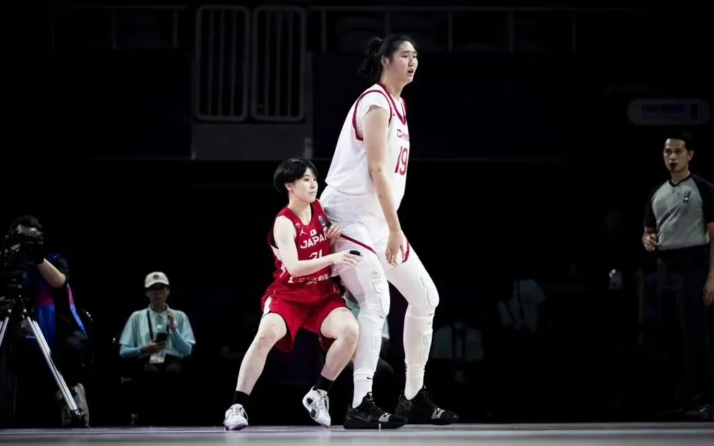 籃球／17歲「女姚明」226公分！外掛身高虐爆對手…網驚：根本不用跳