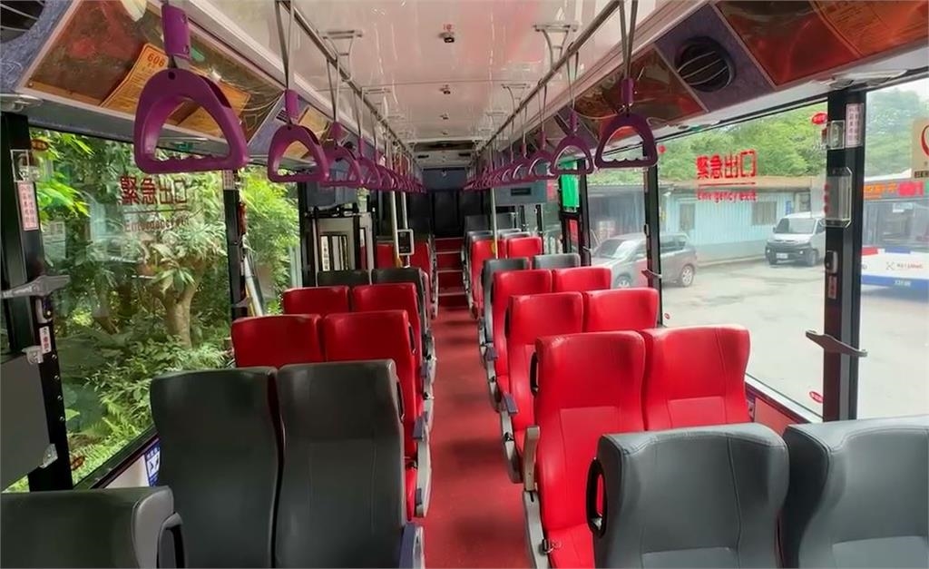 基隆201線路公車下車鈴「車頂裝一排」　民眾：欺負老人按不到？