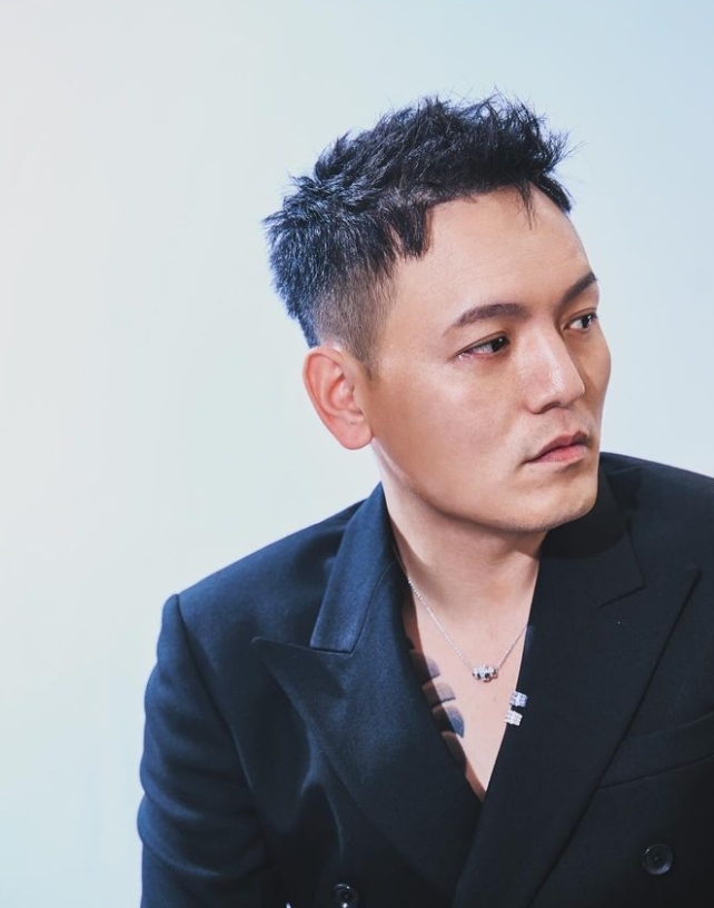 本土阿弟「被一群阿姨包圍」竟是玖壹壹春風！全身穿這樣…私下真面目震撼網