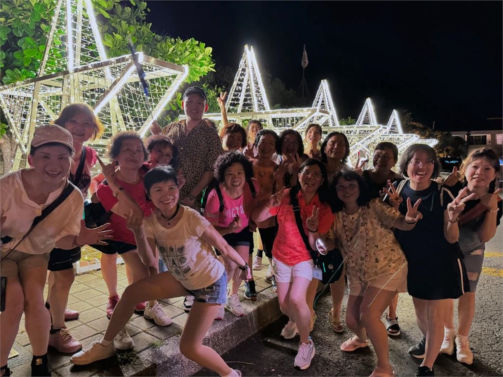 本土阿弟「被一群阿姨包圍」竟是玖壹壹春風！全身穿這樣…私下真面目震撼網