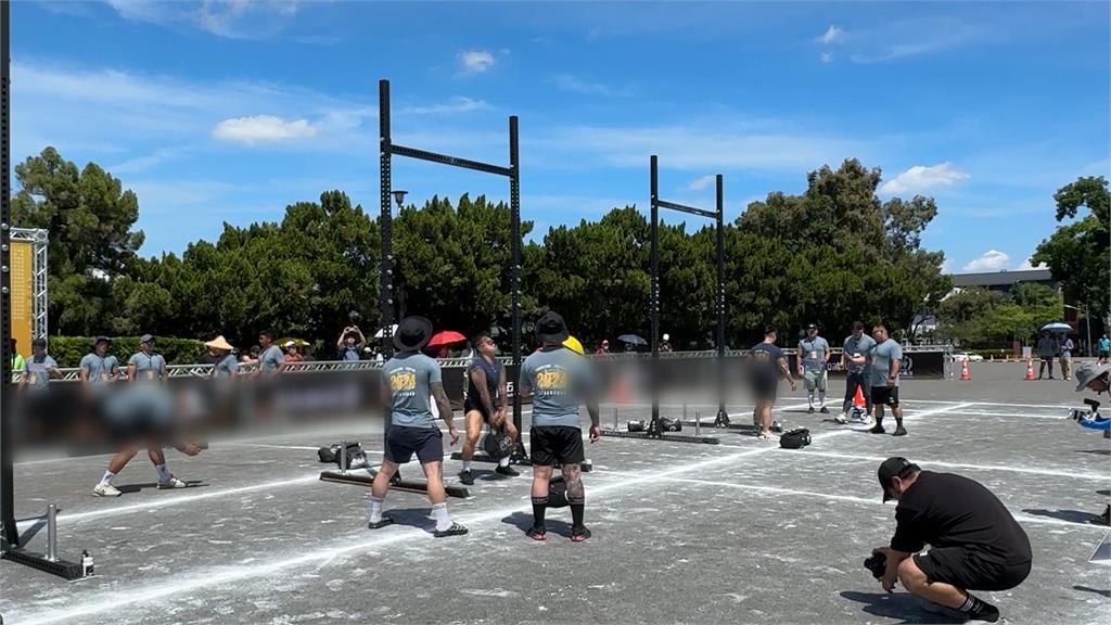 大力士比賽魔王關卡 拖10噸貨車走25公尺