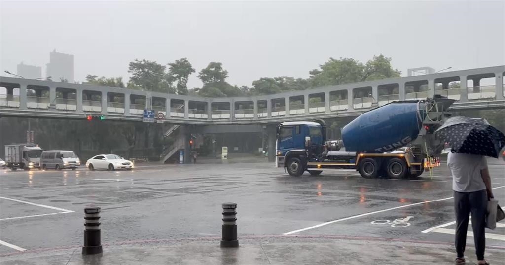 圖輯／大雷雨狂炸新北市！　新店區發布一級淹水警戒