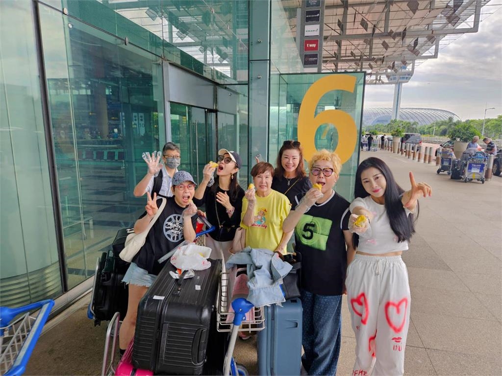 新加坡機場超香豆腐妹「張大嘴塞榴槤」竟是陳美鳳!「0顧忌模樣」網瞪眼:好愛…