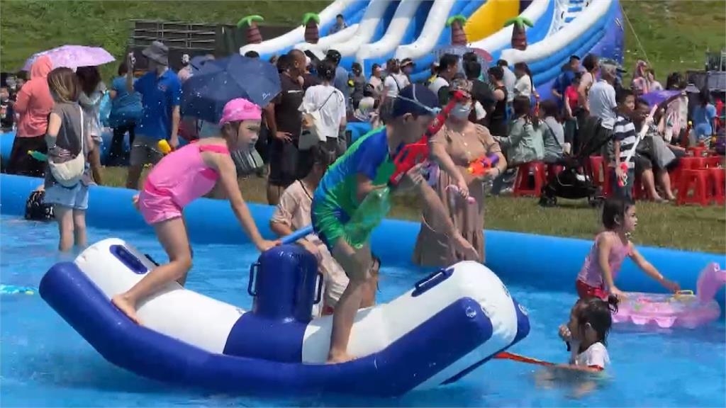 對抗酷暑!彰化員林潑水節登場 台中現移動水樂園搶攻暑假親子客