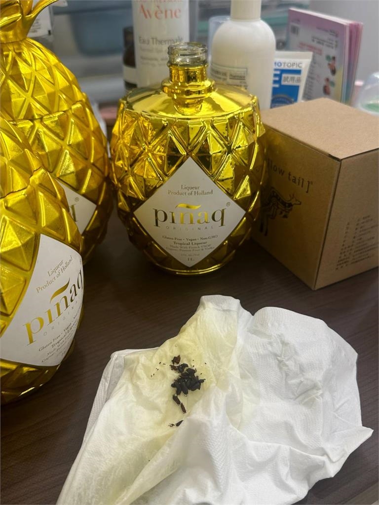 噁！美式賣場水果酒驚見「20隻黑蟲激似蟑螂」他吐爆　財政局出手了
