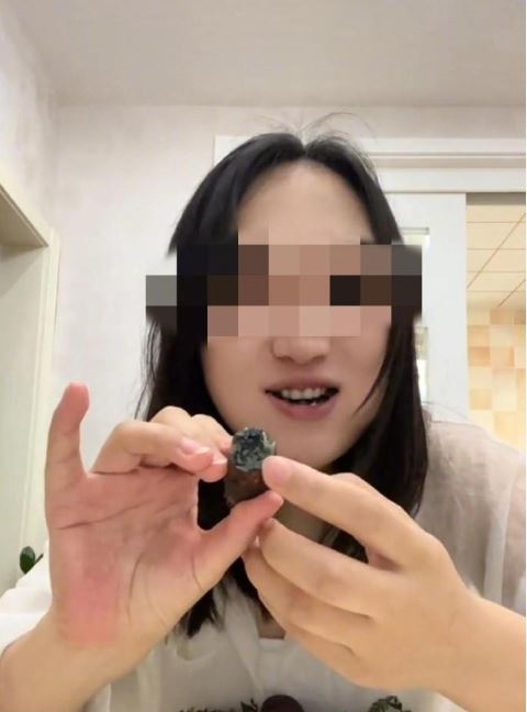玩命？中國女網紅生吃「藍色蘑菇」下場慘！中毒出現幻覺送醫