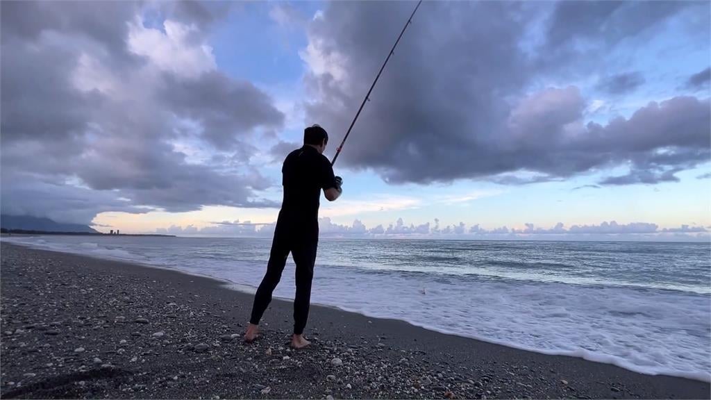 正值夏季「章魚」繁殖季節　花蓮七星潭湧釣客垂釣