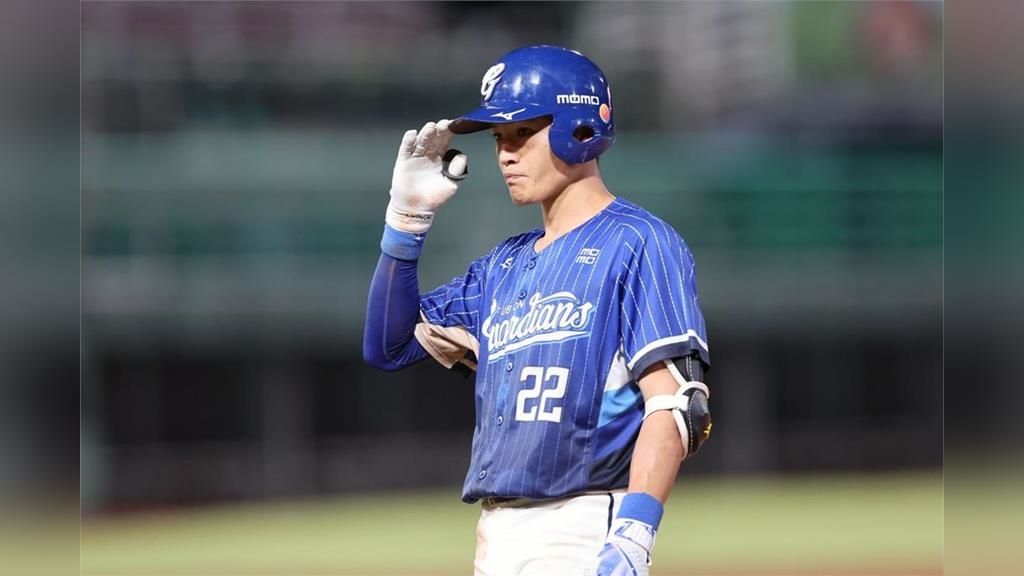 中職（影）／全體敬禮迎張育成　悍將安打慶祝手勢揭密　王念好最Q彈