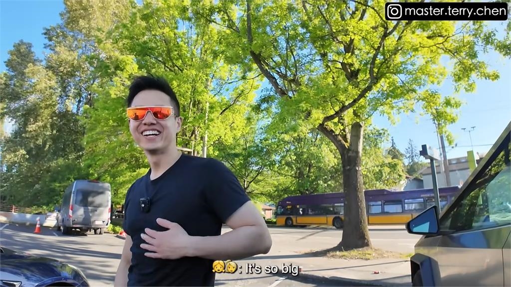 工程師把Cybertruck當垃圾車!開上路被2妹子搭訕 網抓亮點羨:看了10遍