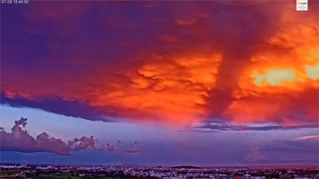 快新聞/好美!台東昨傍晚出現「火燒雲」美景 民眾抬頭欣賞