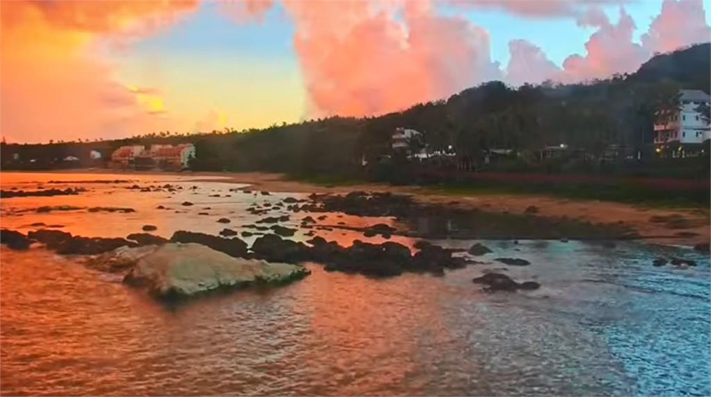 快新聞/好美!台東昨傍晚出現「火燒雲」美景 民眾抬頭欣賞