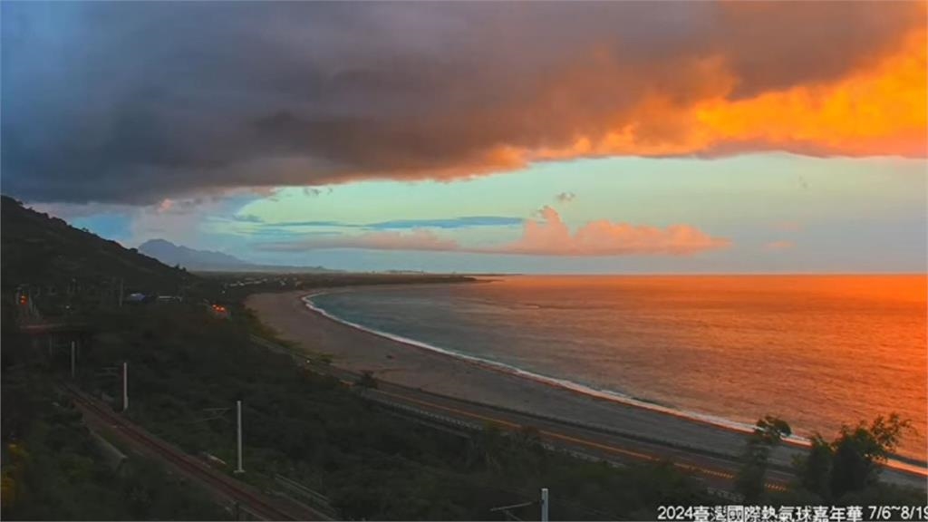 快新聞/好美!台東昨傍晚出現「火燒雲」美景 民眾抬頭欣賞