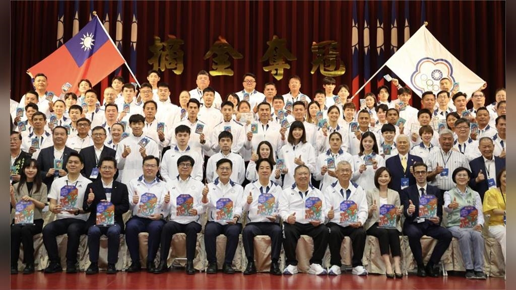 奧運／台灣隊出征巴黎奧運倒數計時 總統賴清德親授旗發加菜金
