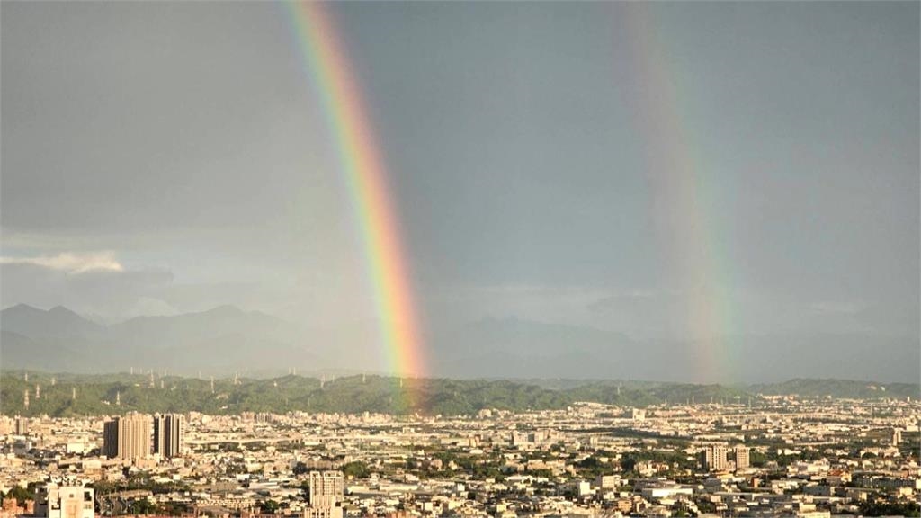 「彩虹的誕生」縮時畫面曝!橫跨山脈 民眾驚呼:好漂亮