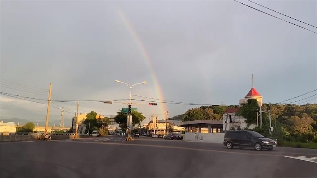 「彩虹的誕生」縮時畫面曝!橫跨山脈 民眾驚呼:好漂亮