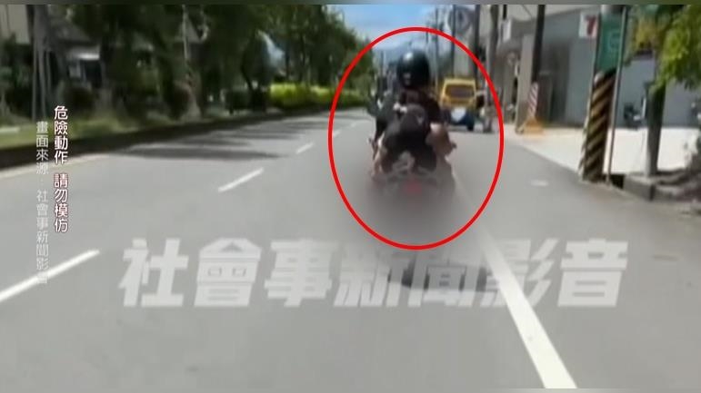 這樣太危險! 三貼機車 乘客「背嬰」整路搖 這樣太危險! 三貼機車 乘客「背嬰」整路搖