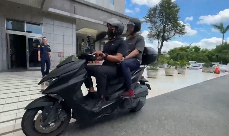這樣太危險! 三貼機車 乘客「背嬰」整路搖