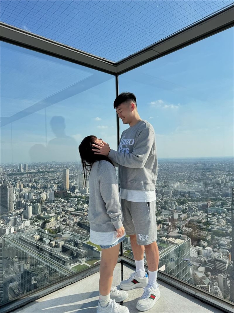 王齊麟甜蜜牽152公分啦啦隊女友!「寵溺眼神甜出汁」畫面閃瞎網友