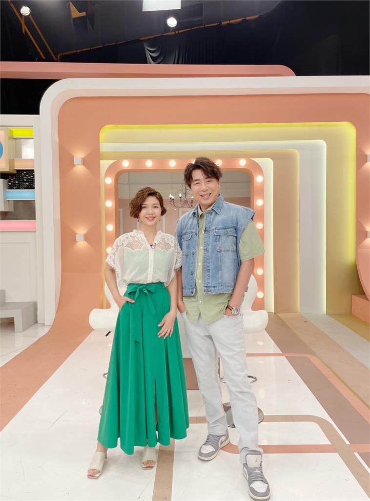 Vicky不忍了！爆料屈中恆婚前貼心呵護 婚後連手都不牽了