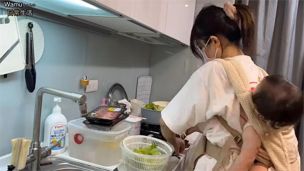 家庭主婦的一天!日本妻曬衣煮飯「寶寶不離身」 網驚:職業主婦不容易