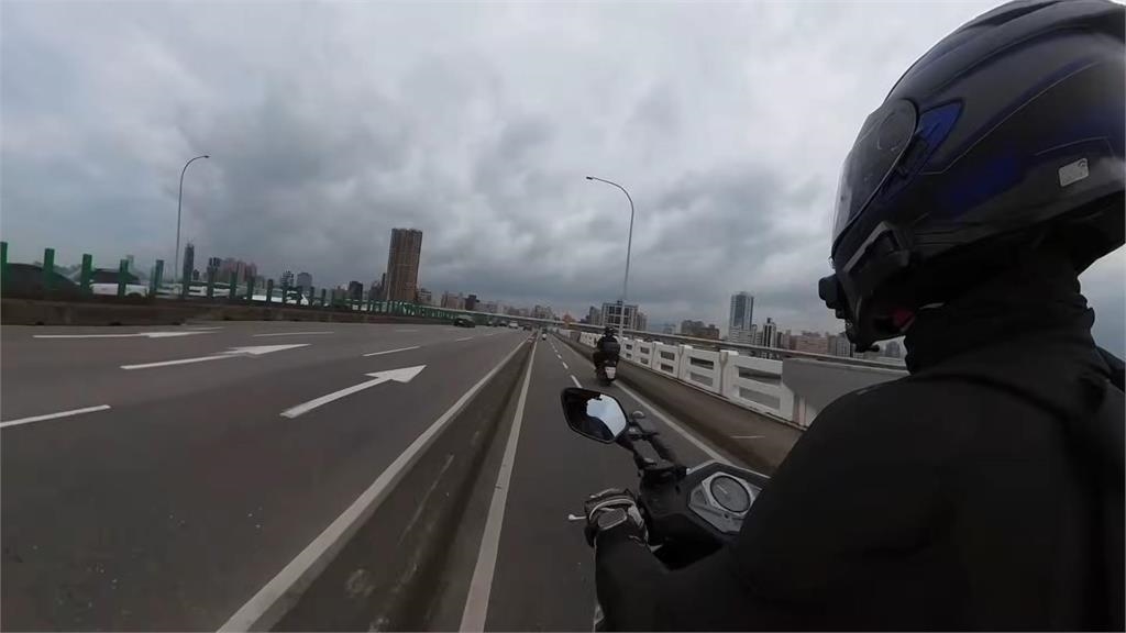 大型重機vs白牌！他實測從南港通勤到蘆洲　「平面一堆三寶」氣罵：不想再拍