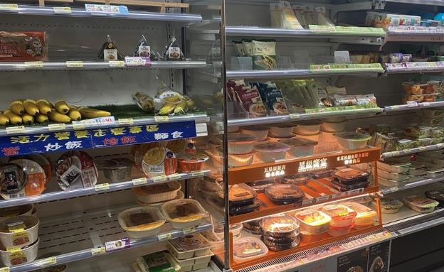 超商冰櫃「一整排飲料」神倒立！一票苦主「揭真相」店員認證：拖得半死