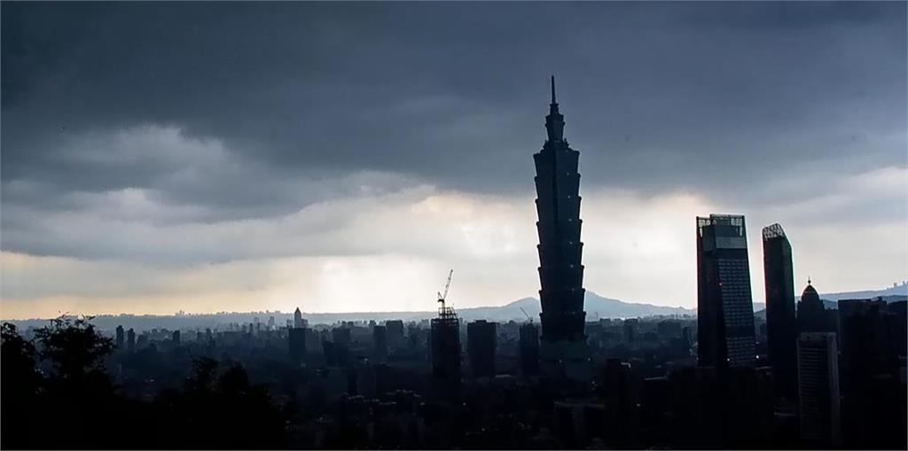 烏雲籠罩讓信義區「滿滿末日感」！台北「天全黑+暴雨」畫面曝光了