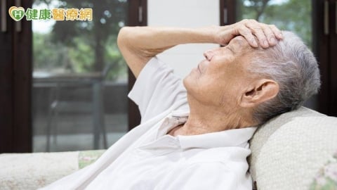 晨起刷牙「臉嘴麻」竟是顏面神經麻痺！中醫針灸提升治療效果