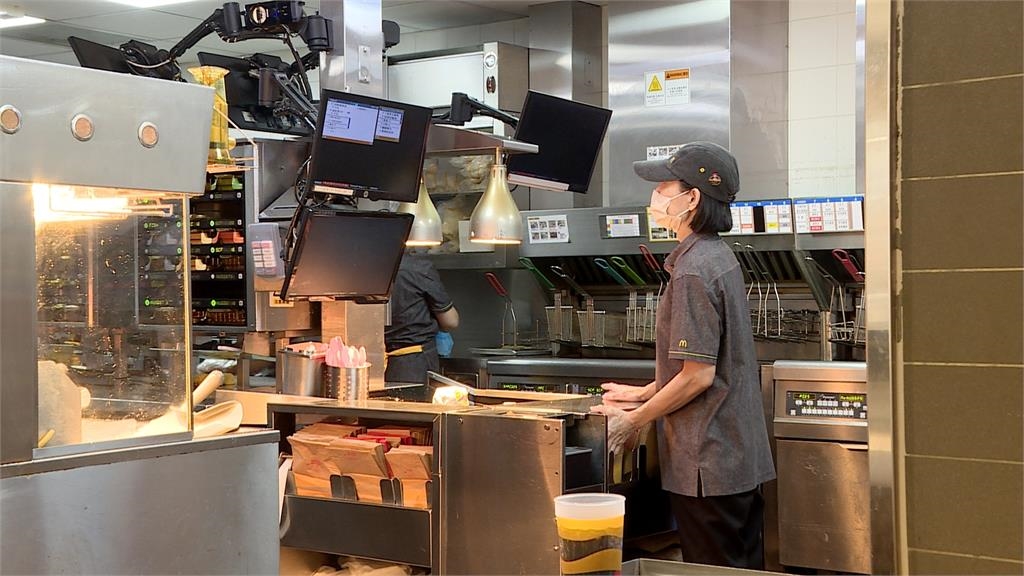 勞基法第54條三讀通過 65歲不必強制退休 .續留職場不得減薪