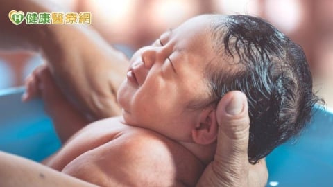 水中分娩、不打催生、不打無痛 產婦喜迎新生命