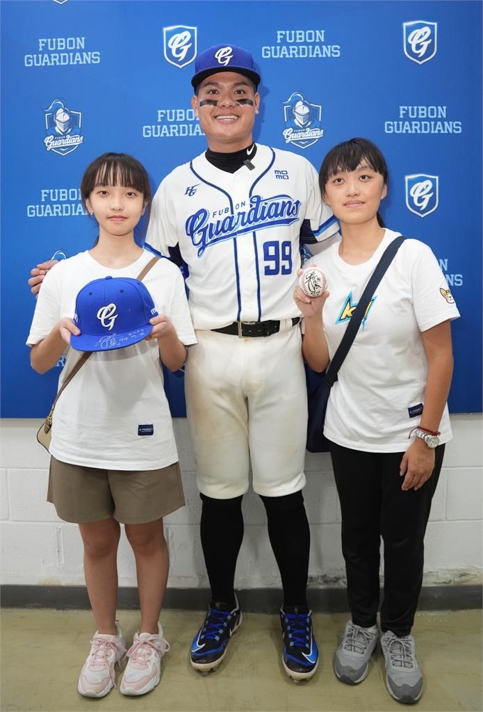 中職(影)/最強游擊手量子糾纏?張育成、江坤宇互飆美技 就連撿首轟球也是對方球迷