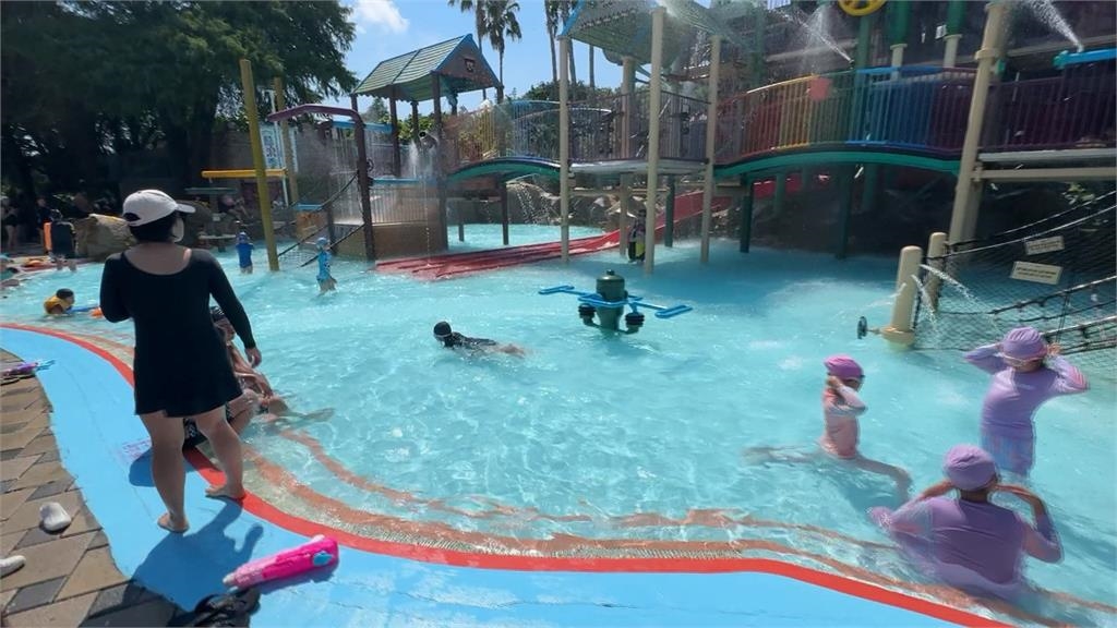 台中水樂園打造「巨型水上氣墊」 親子同樂超消暑