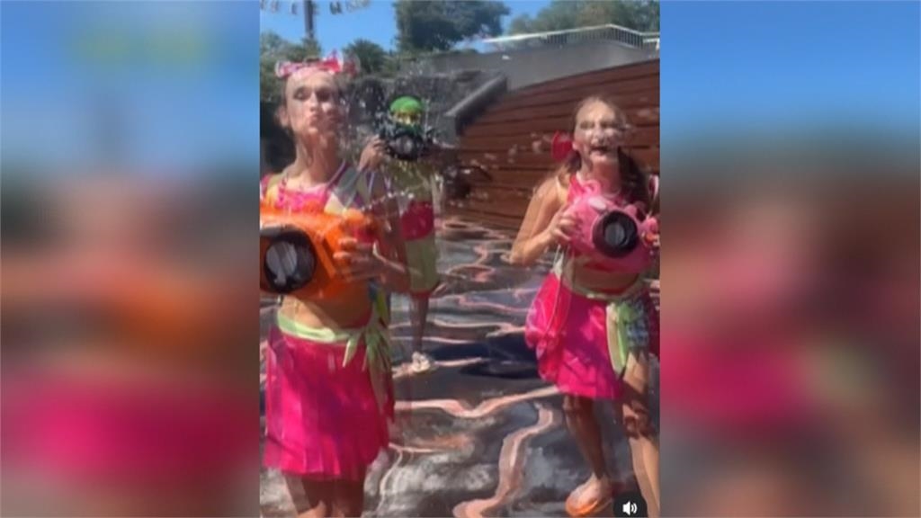 台中水樂園打造「巨型水上氣墊」 親子同樂超消暑