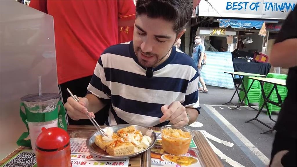 臭豆腐為什麼要挖洞？在台土耳其人超專業吃法　網讚：根本台灣人