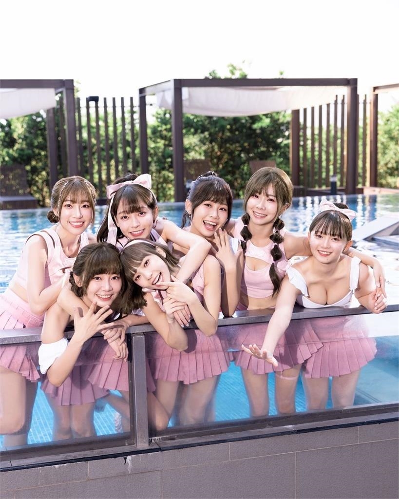 小龍女7成員辣穿「純白比基尼」!詩雅「誠意輾壓」逼出大boss網沒了