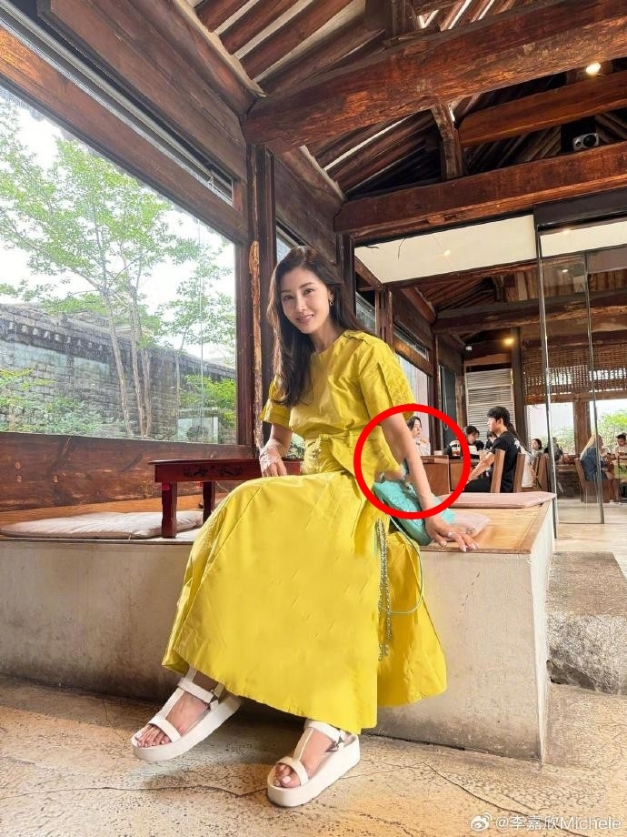 54歲李嘉欣凍齡全靠P圖？手臂「修圖超明顯」網見青筋傻了：怪怪的