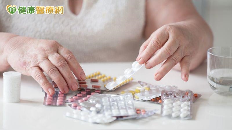 台灣高齡者多重用藥率增10%！　醫籲「這樣做」避免藥品交互作用、用藥錯誤