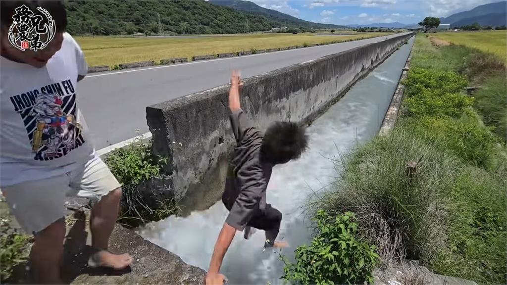 挖洞給老闆跳？開怪手「挖土坑吊烤三層肉」　小農巧手變出美味脆皮燒肉