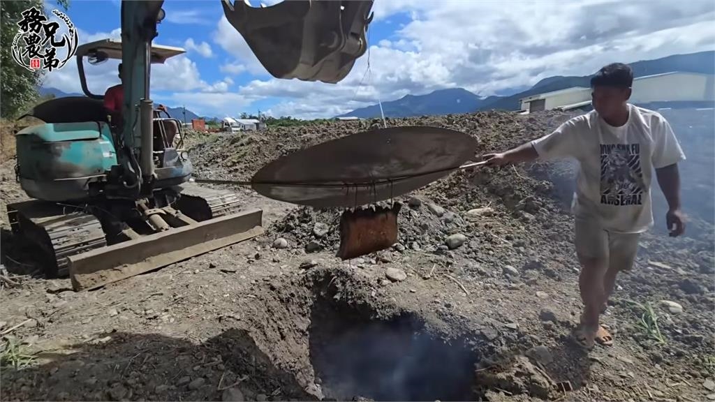 挖洞給老闆跳？開怪手「挖土坑吊烤三層肉」　小農巧手變出美味脆皮燒肉