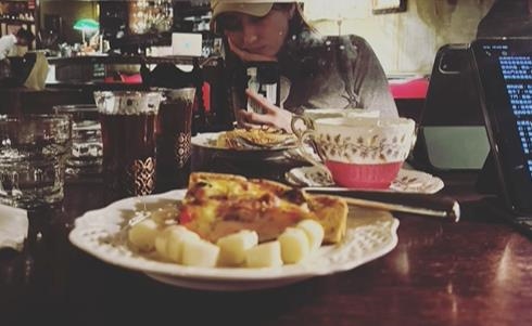 空蕩咖啡廳「1人包場」鴨舌帽妹子狂自拍!一抬頭「竟是柯佳嬿」網嗨爛