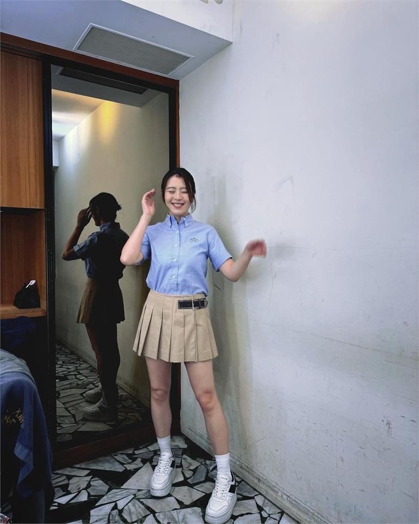 劉品言「塞進JK制服」襯衫大變形!鏡子出賣「無修真面目」網嚇:變了