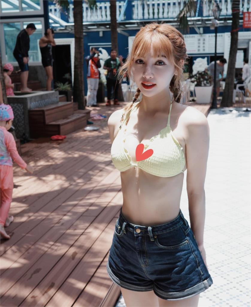 電豹女「草莓」剛曝戀人未滿陳孝榕!一件bra死光3連拍粉嚇壞:太大