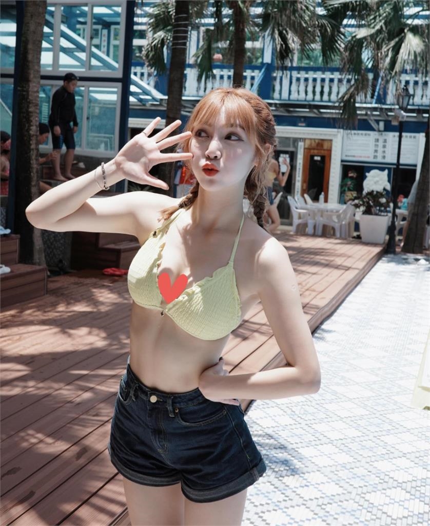 電豹女「草莓」剛曝戀人未滿陳孝榕!一件bra死光3連拍粉嚇壞:太大
