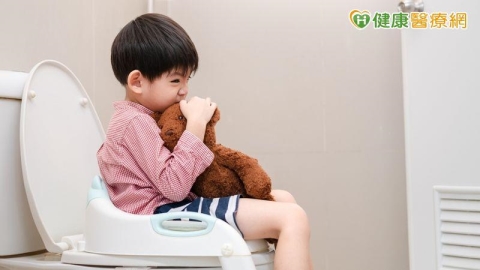 孩子便祕到肚子痛就醫！ 　醫教爸媽如何改善小兒習慣性便秘