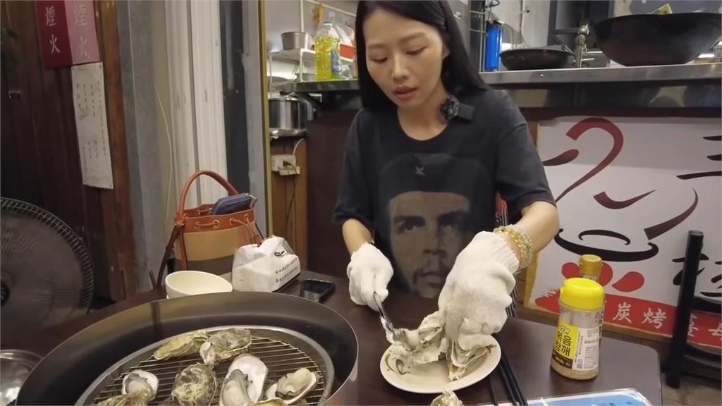 不怕你裝熟！海鮮達人曝「南部烤蚵神器」　開鍋即見美味鮮蚵網驚：超專業