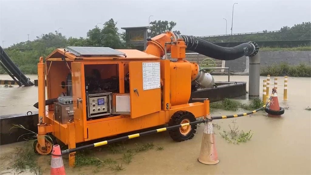 雲林斗南淹大水「一度深及胸口」　救難人員出動橡皮艇撤離民眾