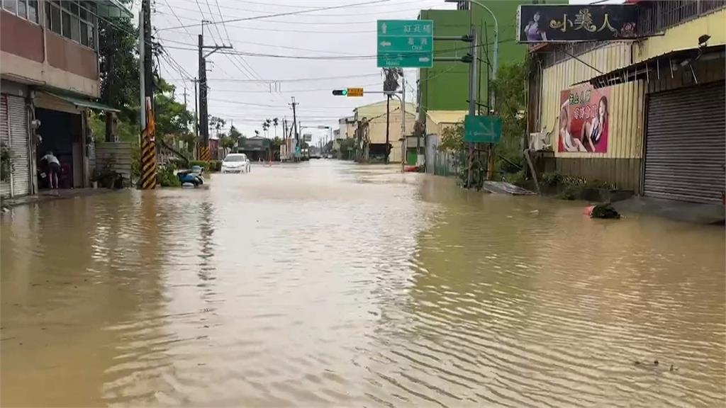 雲林斗南淹大水「一度深及胸口」　救難人員出動橡皮艇撤離民眾