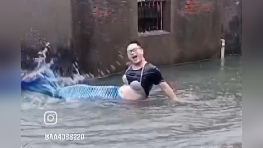 苦中作樂!凱米淹水驚現「美人魚」 影片曝光網友笑翻 苦中作樂!凱米淹水驚現「美人魚」 影片曝光網友笑翻
